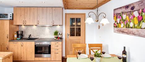 Kylskåp, mikrovågsugn, ugn och spishäll