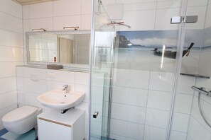 Shower, hair dryer, towels - Vacation cottage Poseidon, Germany (Altefähr (Seebad))