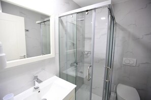 Triple Room | Bilik Mandi | Pancuran mandi 