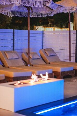 Seasonal outdoor pool, pool umbrellas, pool loungers - Hotel Mare (Ksamil)