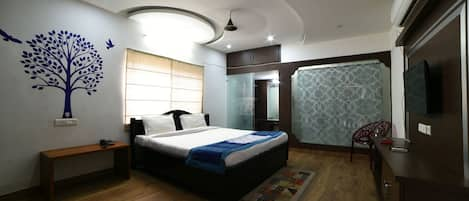 Family Apartment, 3 Bedrooms, City View | Hypo-allergenic bedding, down duvets, memory-foam beds, in-room safe