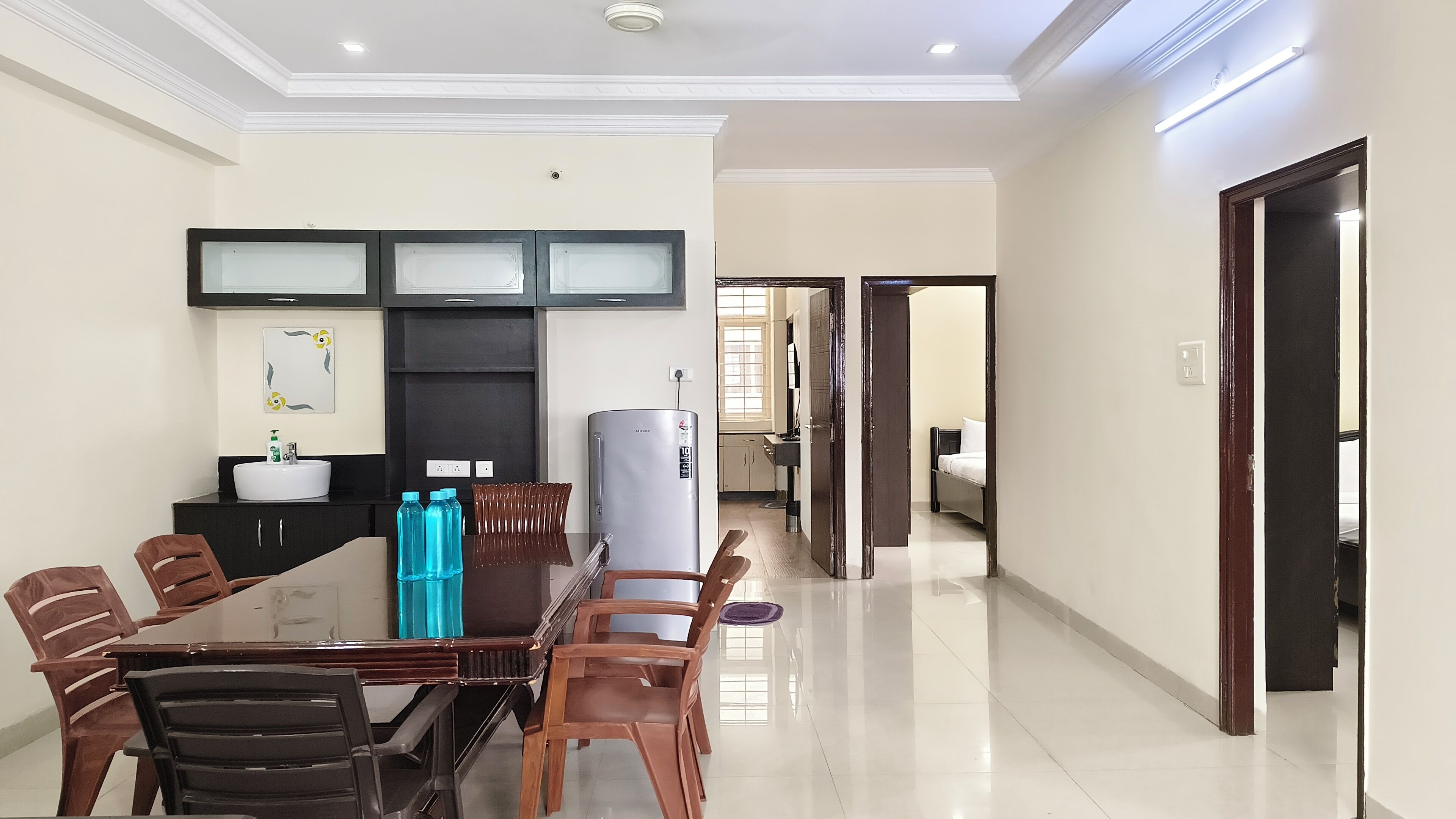 Family Apartment, 3 Bedrooms, City View | Ruang tamu | 42 inci televisyen LED dengan satelit, TV 