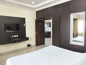Hypo-allergenic bedding, down comforters, memory foam beds, in-room safe - Hitech Shilparamam Guest House (Hyderabad)