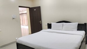 Basic Room | Hypo-allergenic bedding, down comforters, memory foam beds, in-room safe - Hitech Shilparamam Guest House (Hyderabad)