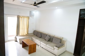 Lobby sitting area - Hitech Shilparamam Guest House (Hyderabad)