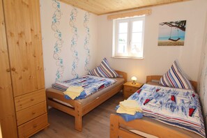 3 bedrooms, travel crib, WiFi, bed sheets