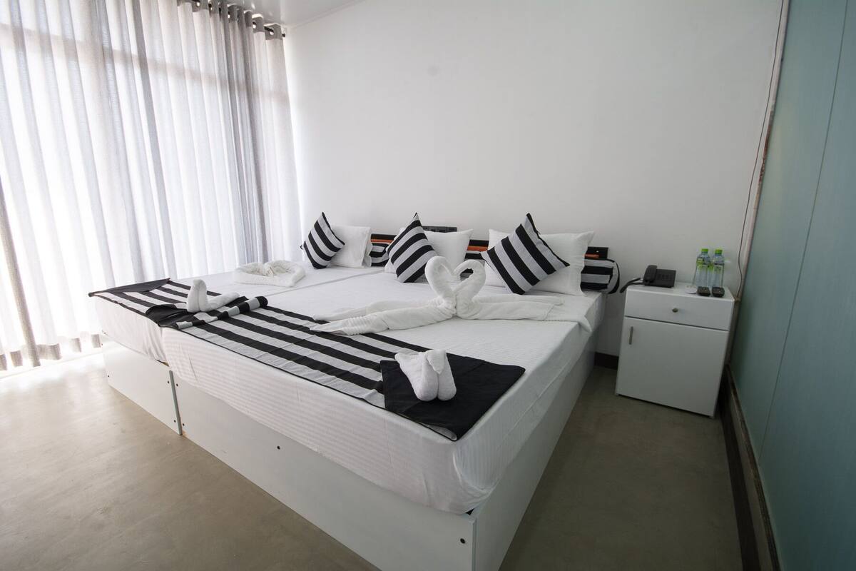 Habitación triple estándar, varias camas | Sábanas de algodón egipcio y ropa de cama de alta calidad