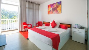 Una habitación de hotel con una cama, una silla roja, una mesita de noche y un cuadro en la pared.