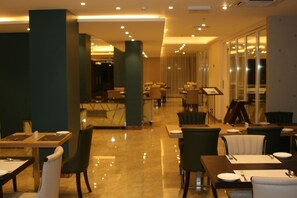 2 restaurants, breakfast served