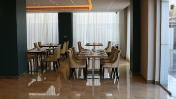 2 restoran; sarapan, makan tengah hari dan makan malam dihidangkan