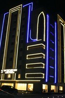 住宿正面 - 傍晚/夜晚