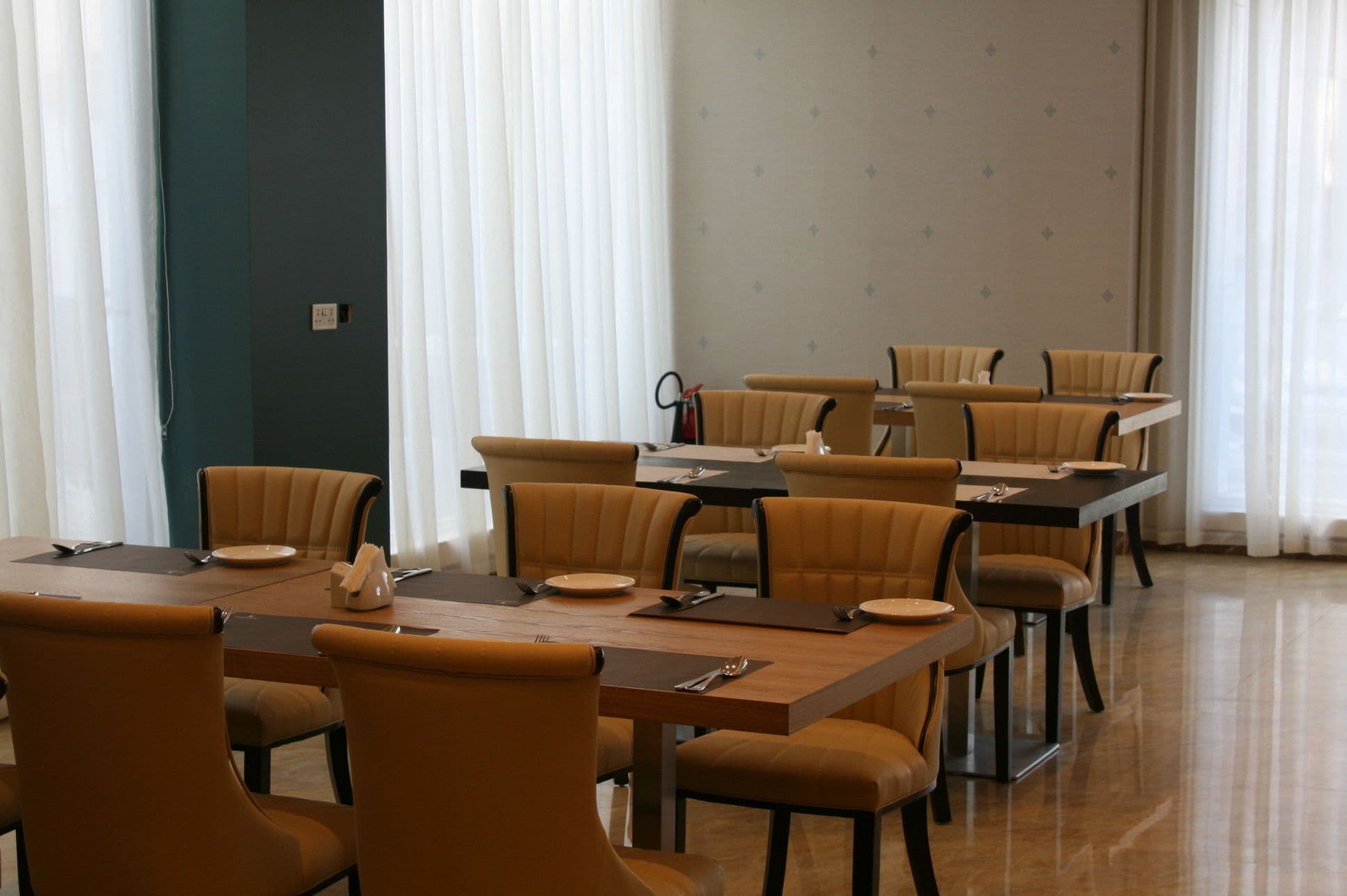 2 restaurants, breakfast served