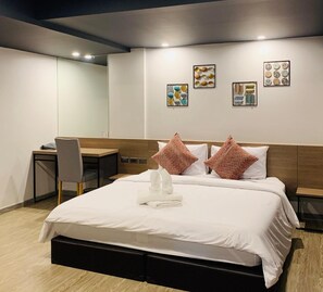 Minibar gratis, brankas, tirai kedap cahaya, dan Wi-Fi gratis