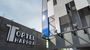 A modern building with a sign reading "TOPTEL HAPHA". - Toptel Thaphra (Bangkok)