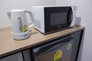 Kühlschrank, Mikrowelle, Wasserkocher mit Kaffee-/Teezubehör