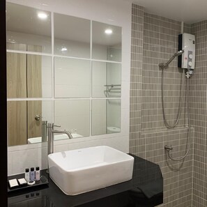 Dusche, kostenlose Toilettenartikel, Haartrockner, Hausschuhe