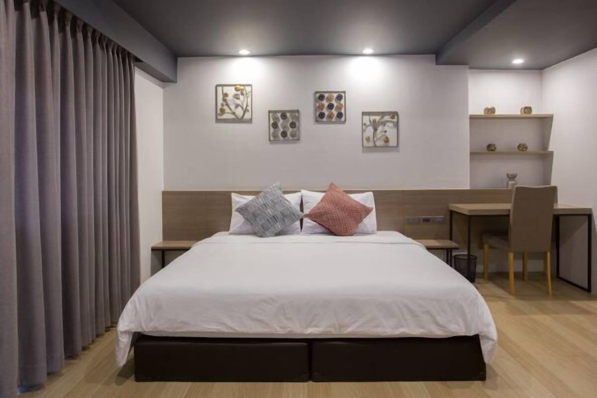 Free minibar, in-room safe, blackout curtains, free WiFi