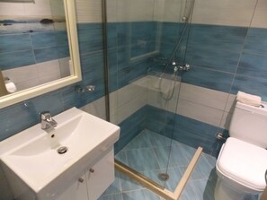 Camera quadrupla, balcone | Bagno | Doccia, asciugamani