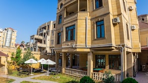 Un hôtel doté d’une cour intérieure, de sièges en plein air et offrant une vue sur un ciel d’un bleu éclatant.