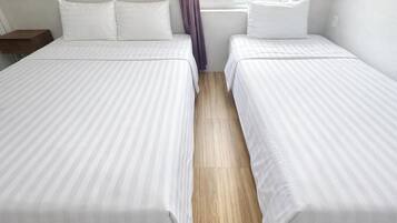 Habitación triple de lujo, vistas a la ciudad | Colchones con acolchado adicional, minibar, sistema de insonorización