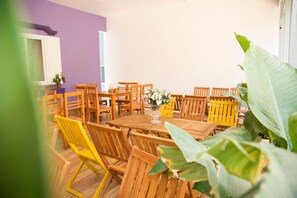 供应早餐、午餐和晚餐，本地与国际菜