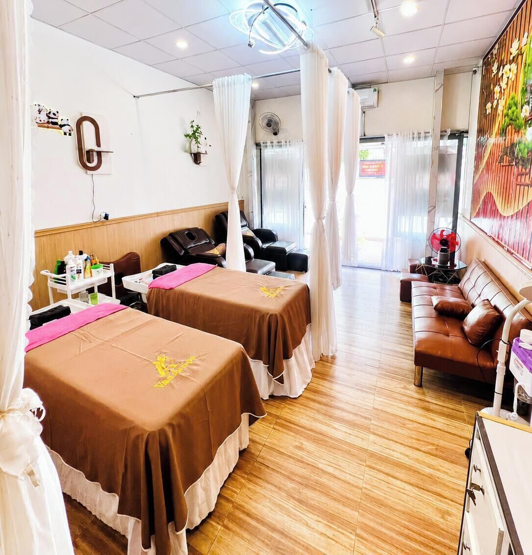 Couples treatment room(s), sauna, steam room, body treatments