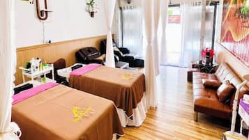 Couples treatment room(s), sauna, steam room, body treatments