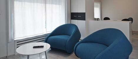 デラックス スタジオ (2) | リビング エリア | 液晶テレビ、iPod ドック、MP3 ドック