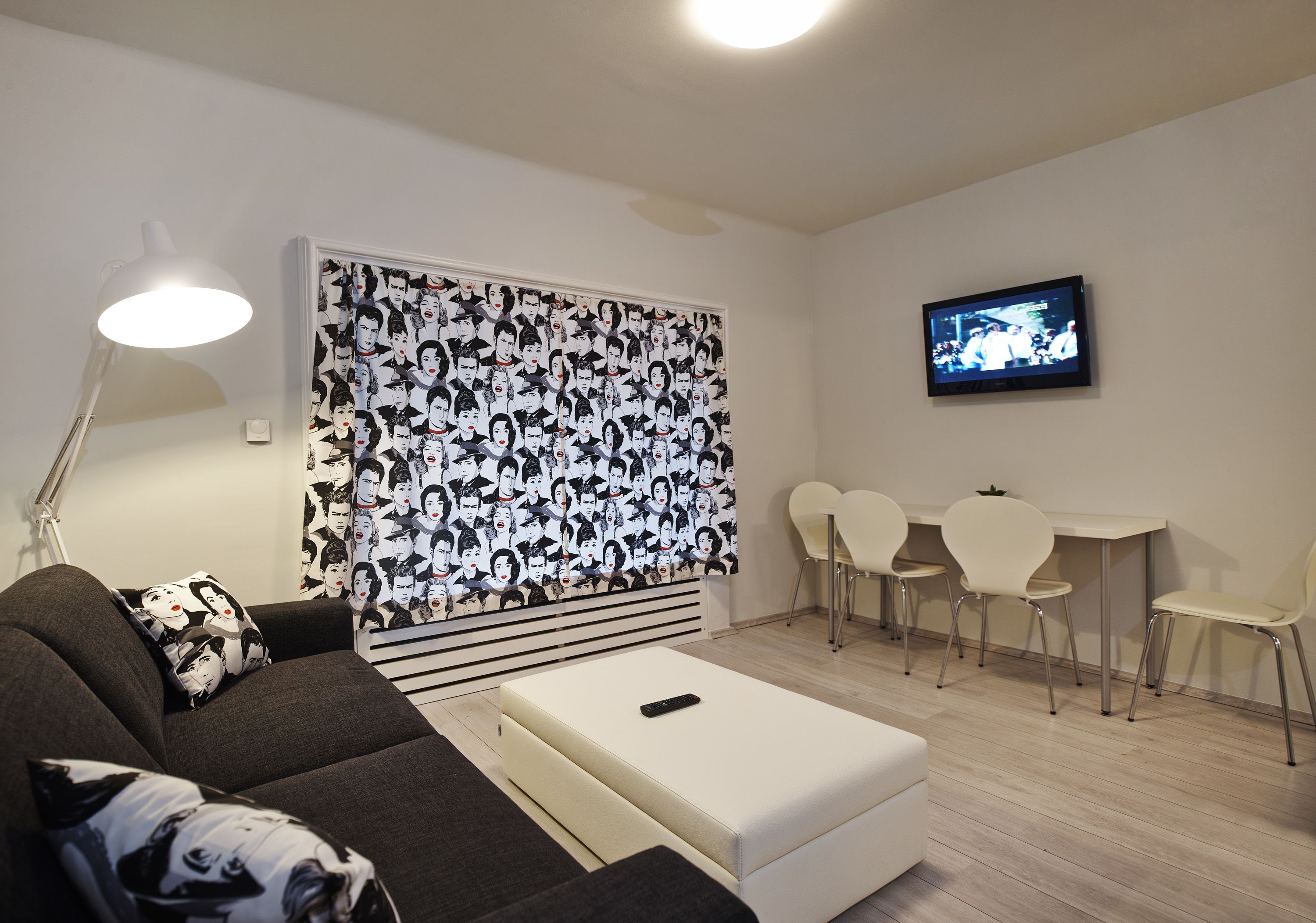 Estudio Premium (3) | Zona de estar | Una televisión LCD, una estación de conexión para iPod