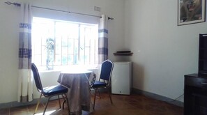 Departamento Confort, 1 habitación, para fumadores, en el área del patio | 5 habitaciones, escritorio y espacio para trabajar con laptop