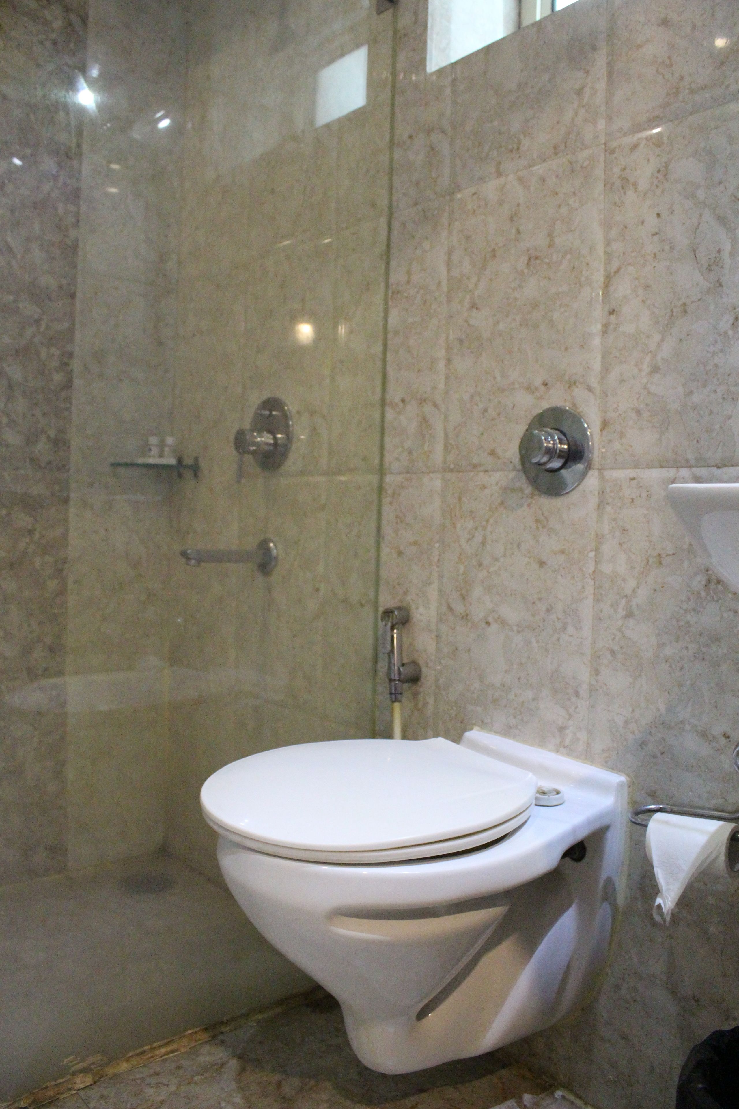 Ein Badezimmer mit Toilette, Dusche und Waschbecken.