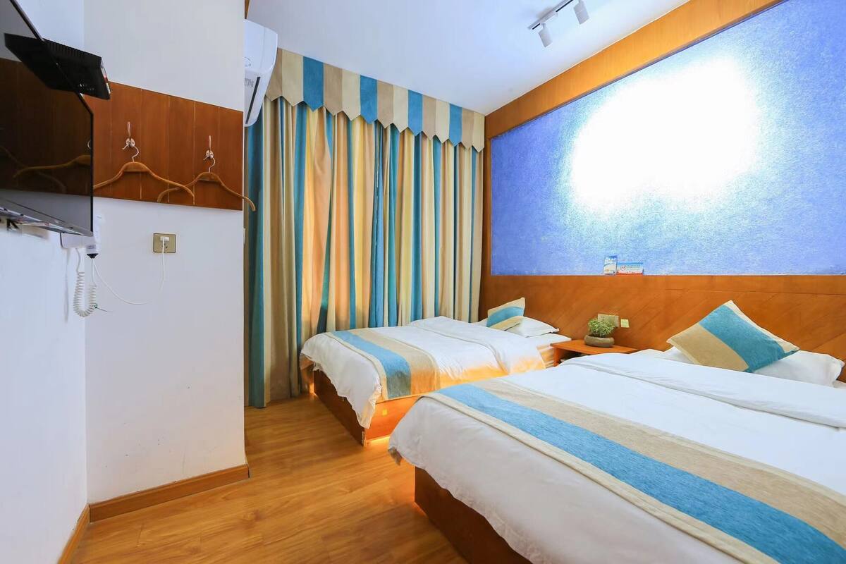Elite Twin Room | Desk, blackout drapes, soundproofing, free WiFi