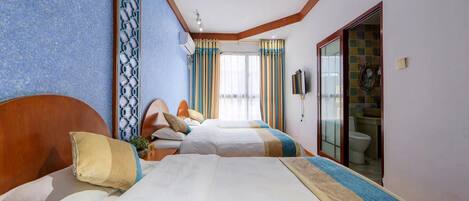 Design Triple Room | Desk, blackout curtains, soundproofing, free WiFi