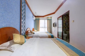 Design Triple Room | Desk, blackout curtains, soundproofing, free WiFi