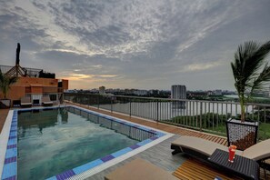 Una piscina al aire libre