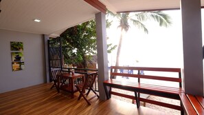 Beachfront Bungalow | Terrasse/Patio