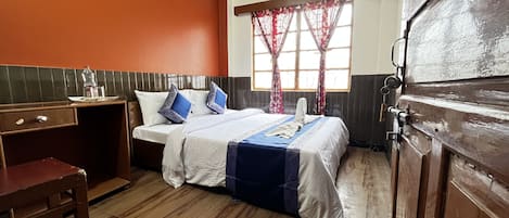 Habitación básica con 1 cama doble o 2 individuales | Sistema de insonorización, wifi gratis, ropa de cama