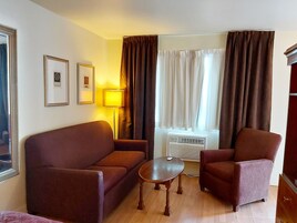 标准单人房, 1 张大床和 1 张沙发床 | 特色装修、特色家居、遮光窗帘、熨斗/熨衣板