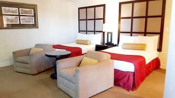 Habitación familiar con 1 cama doble o 2 individuales, varias camas, cocina básica | Sala de estar | Televisión de 32 pulgadas con canales por cable