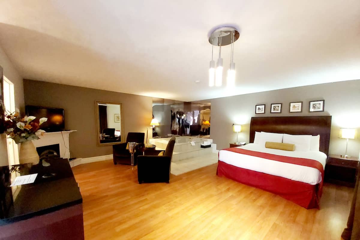 Kamar Romantis, 1 Tempat Tidur King, jet tub | Tirai kedap cahaya, setrika/meja setrika, dan Wi-Fi gratis