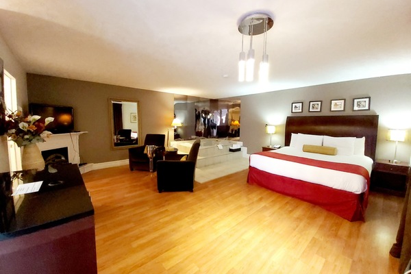 Romantic Room, 1 King Bed, Jetted Tub | Individually decorated, individually furnished, blackout drapes