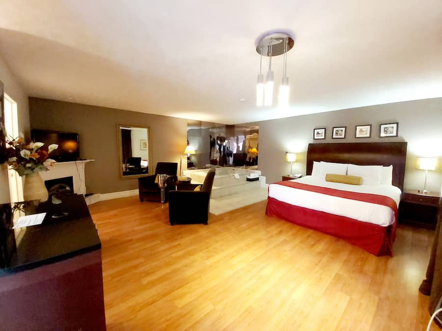 Romantic Room, 1 King Bed, Jetted Tub | Individually decorated, individually furnished, blackout drapes