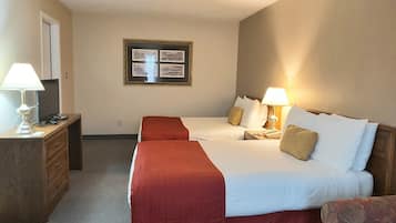 Habitación estándar, 2 camas dobles | Decoración individual, mobiliario individual, cortinas opacas