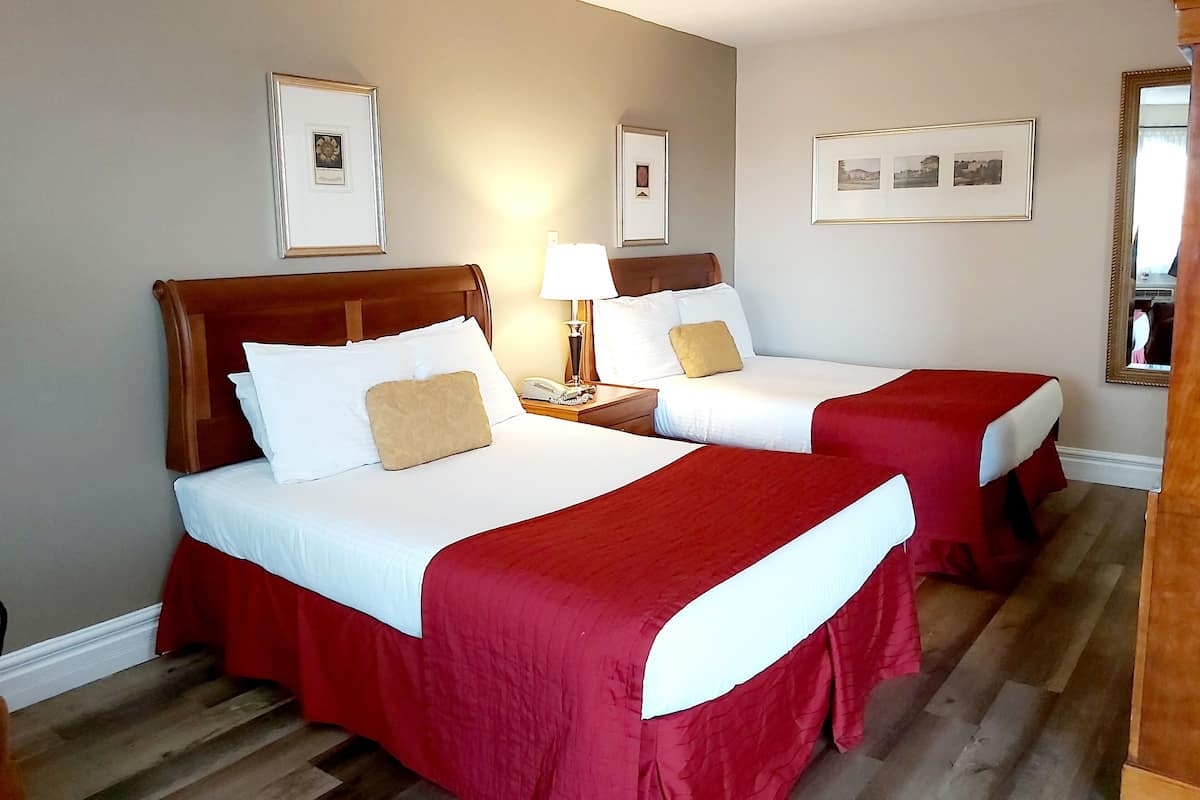 Chambre Standard, 2 lits doubles, cuisinette | DĂ©cor unique, ameublement unique, rideaux dâobscurcissement