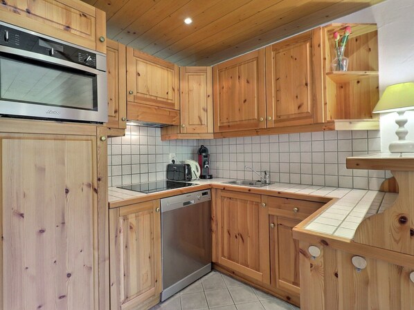 Réfrigérateur, micro-ondes, plaque de cuisson, lave-vaisselle