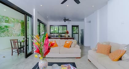 NEUE AUFLISTUNG! Moderne Erdgeschoss-Suite w / große Terrasse, zu Fuß zum Strand