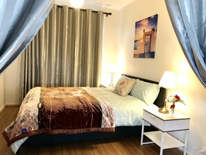 Familienhaus, Mehrere Betten, Blick auf den Innenhof | 4 Schlafzimmer, hochwertige Bettwaren, Verdunkelungsvorhänge