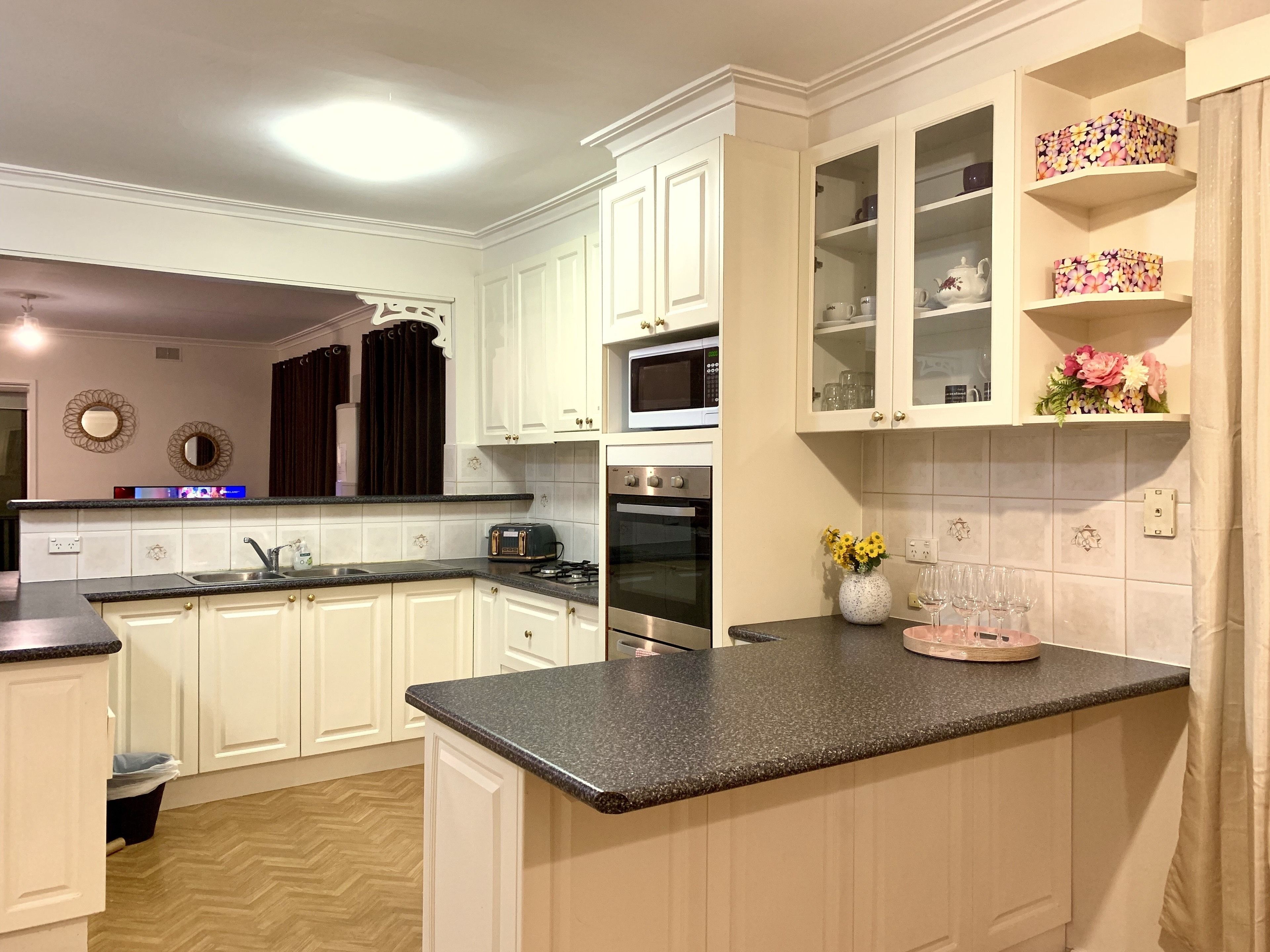 Casa familiare, letti multipli, vista cortile | Cucina privata | Frigorifero, microonde, macchina per tè/caffè, bollitore elettrico