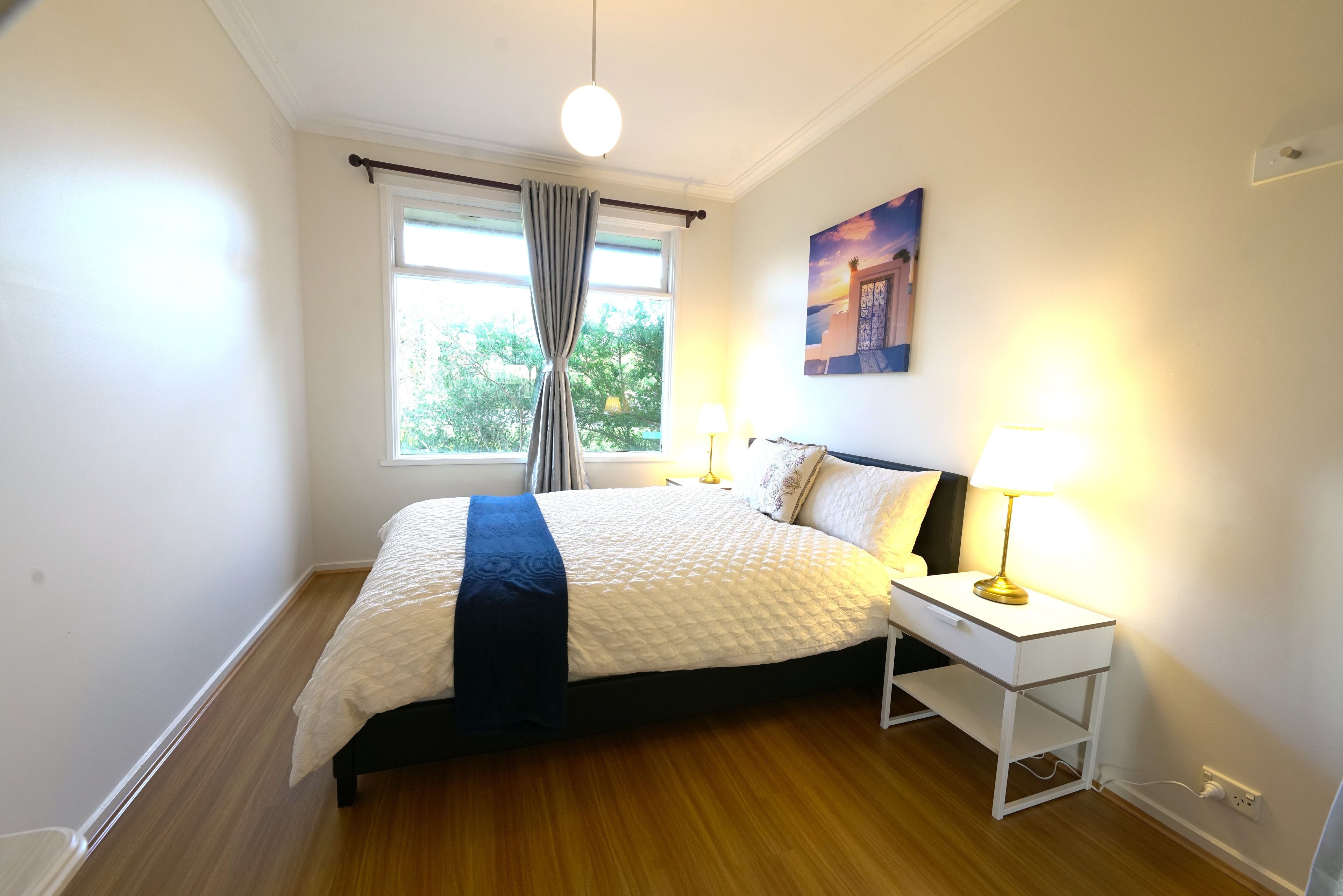 Casa família, várias camas, vista para o pátio | Vista do quarto