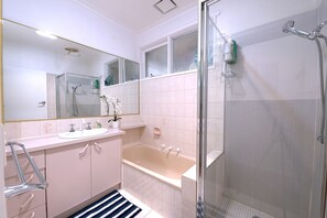 Familienhaus, Mehrere Betten, Blick auf den Innenhof | Badezimmer | Kostenlose Toilettenartikel, Haartrockner, Bademäntel, Handtücher